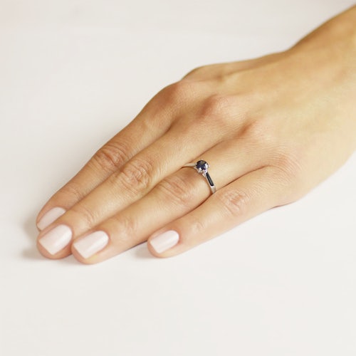 Pierścionek zaręczynowy SAVICKI: białe złoto, niebieski szafir